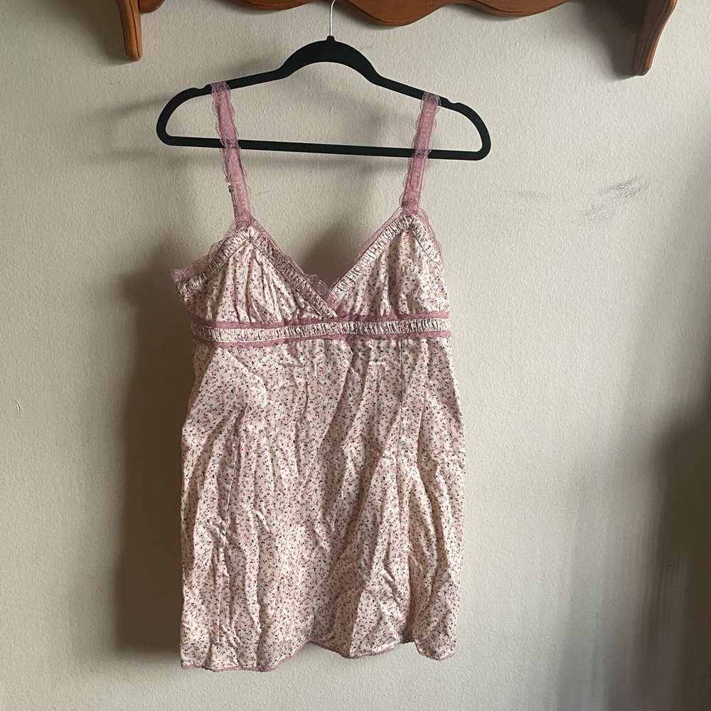 Floral Lace-Trim dress in Light Pink